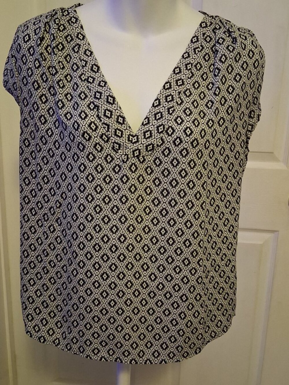 H&M CONSCIOS V-neck cap sleeve blouse. Size 4